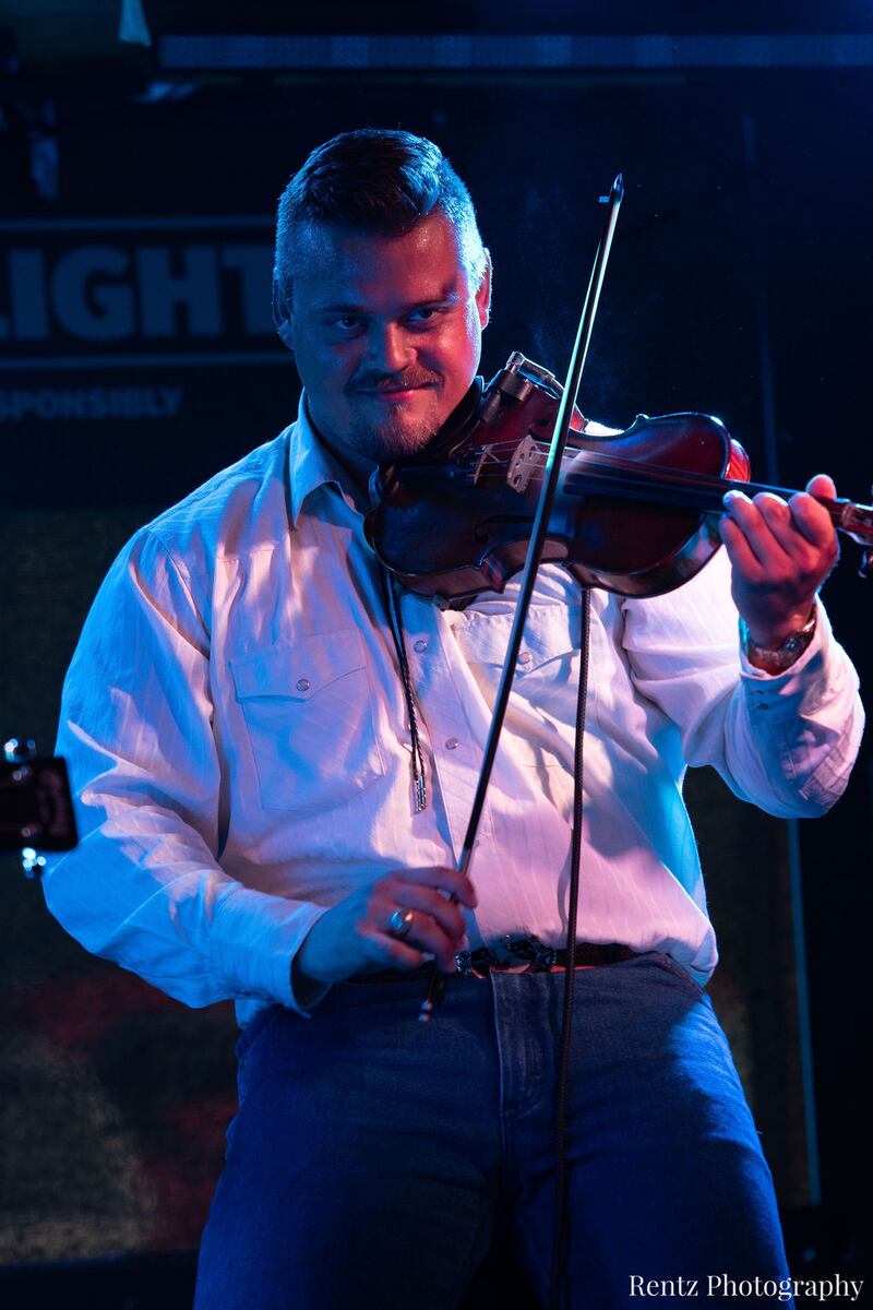 Check out your photos with Ian Munsick at W.O. Wrights on Tuesday, September 21st, 2021.