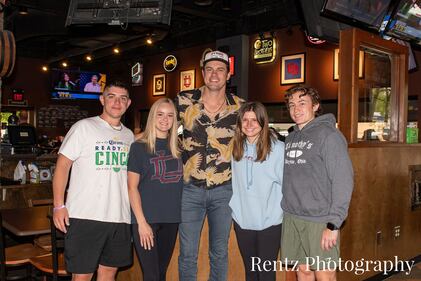 Check out your photos with Matt Stell at Milano's on May 5th, 2022