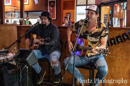 Check out your photos with Matt Stell at Milano's on May 5th, 2022