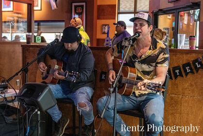 Check out your photos with Matt Stell at Milano's on May 5th, 2022