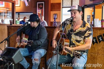 Check out your photos with Matt Stell at Milano's on May 5th, 2022
