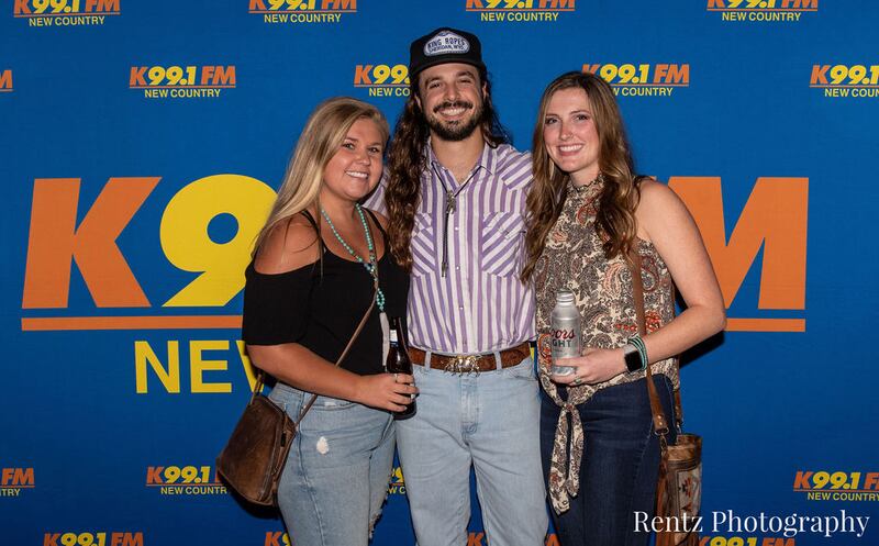 Check out your photos with Ian Munsick at W.O. Wrights on Tuesday, September 21st, 2021.