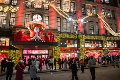 Shoppers line up to score Black Friday deals