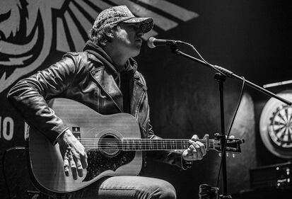 Check out your photos with Matt Stell at the Flying Pig Tavern on Monday, February 5th, 2024.