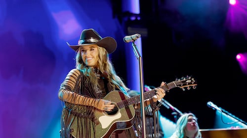 Lainey Wilson surprises fans with John Mayer onstage performance