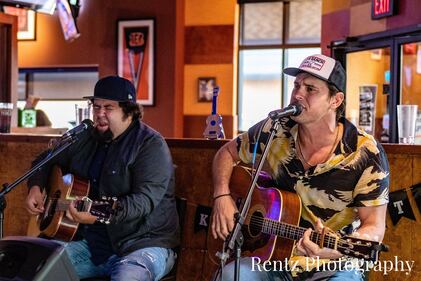 Check out your photos with Matt Stell at Milano's on May 5th, 2022